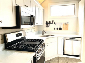 Townhouse with Private Garage & En Suite Rooms